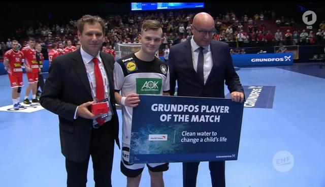 Nach dem Spiel Weissrussland gegen Deutschland wurde der deutsche Flügelspieler Timo Kastening von WAT Fünfhaus-Obmann Thomas Kofler (li.) als "Man of the match" ausgezeichnet. Foto: WAT Fünfhaus/ARD