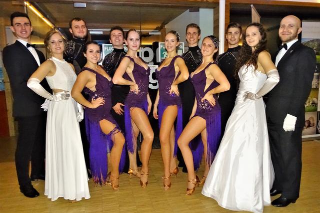 Die Mitglieder des Dancefire Tanzsportclubs aus Wiener Neustadt begeisterten nicht nur die Ballbesucher im Schloss Reichenau, sondern ertanzten im Vorjahr auch die Bron­zeme­dail­le bei den Österreichischen Staatsmeisterschaften der Lateinformationen. | Foto: RAXmedia