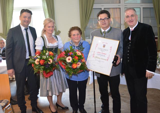Vbgm. Georg Gattringer, Gattin Johanna Ratzinger,
Mutter Aloisia Ratzinger, Ehrenringträger Amtsleiter Franz Ratzinger und Bürgermeister Karl Mandl.