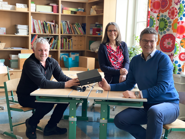 Andreas Dögl, GF ADIT GmbH, Eva Spiwak, Direktorin VS Pernitz, Uwe Mitter, Bürgermeister (ÖVP) Muggendorf.