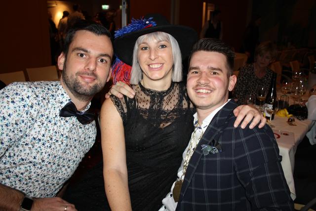 In Feierstimmung: Wolfgang Fercher, Tita Triebelnig und Rene Petschnig.