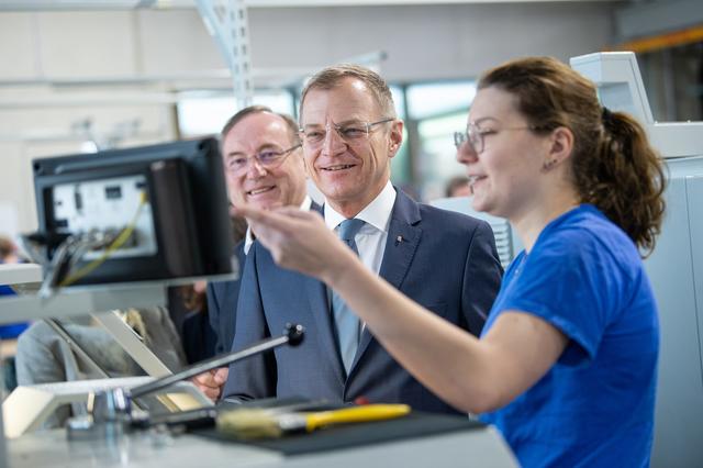 Landeshauptmann Thomas Stelzer (Mitte) und Nationalrat Bürgermeister Johann Singer beim Betriebsbesuch bei AGRU in Bad Hall.