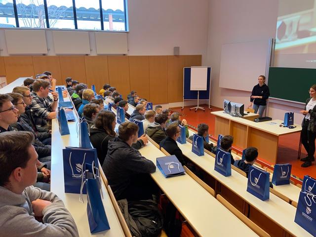 Die Schüler informieren sich über Studienmöglichkeiten.
