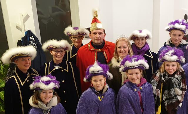 In Eggendorf freuen sich die Gardemädchen und „Prinzessin Conny von Waagemut und turnt recht gut“ sowie „Prinz Rudi von wenig Rast und ganz viel Rummel“ auf die Faschingssitzungen am 23., 24. und 25. Jänner ab 20:11 Uhr in der Volksschule. Dieser wird auch für die Faschingsroas der Faschingsnarren am 22. Februar in einen bunten Saal verwandelt werden. | Foto: Eggendorfer Faschingssitzung