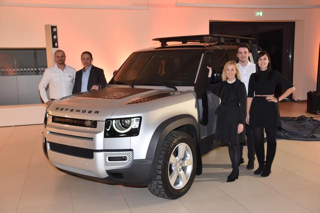 Im Autohaus Strauss stellten Geschäftsführerin Edith Sieber (3. von rechts) und ihr Team den neuen Land Rover Defender vor.