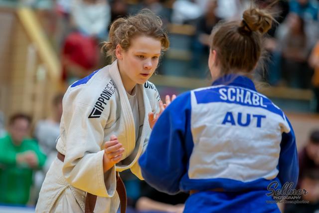 Rosalie Wöss (in weiß) holt ihren vierten Österr. Meistertitel für Reichraming