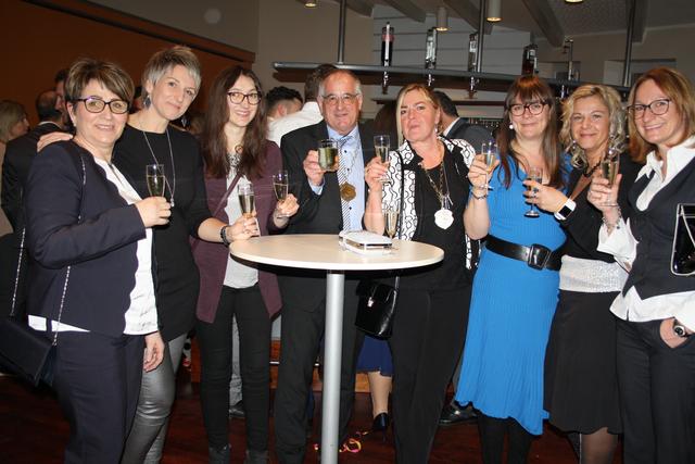 Bürgermeister Preimel mit seinen Gemeinde-Damen.