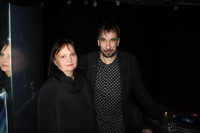 Die Kuratorin des "KunstDiskonter" Karin Rupacher mit Christof Volk vom Container25 DJ-Kollektiv