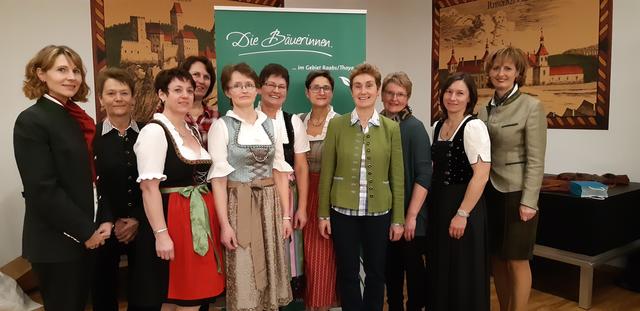 Von links beginnend Sabine Weißkirchner, Leopoldine Zeilinger, Maria Gererstorfer, Ulrike Österreicher, Sigrid Engelbrecht, Anneliese Kernstock, Beatrix Buxbaum, Anita Sainitzer, Renate Bauer, Petra Hauer, Gebietsbäuerin Doris Gutkas