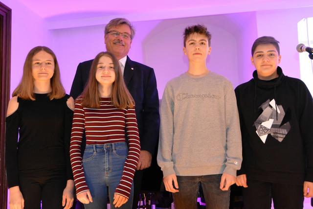Direktor Gerhard Bertl mit seinen Schülern: Roxana Glaser, Alexandra Poyntner, Paul Rummer und Endrin Deskai.