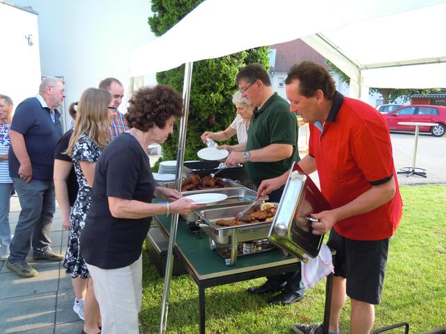 Der Pfarrer half selbst mit - beim Kochen und Austeilen | Foto: Andrea Stelzer