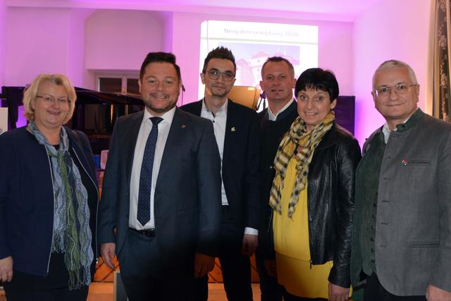Bürgermeister Herbert Pfeffer begrüßte zahlreiche Gäste: Elisabeth Schiesser, Süleyman Zorba, Georg Kaiser, Veronika Haas und Thomas Woisetschläger.