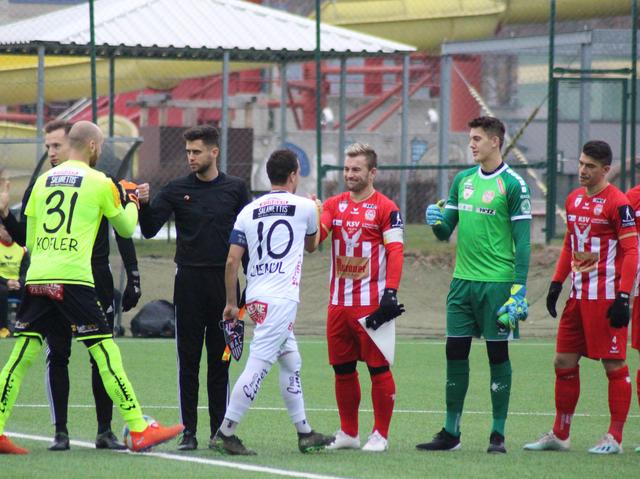 Begrüßung der Kapitäne Michael Liendl und David Sencar.