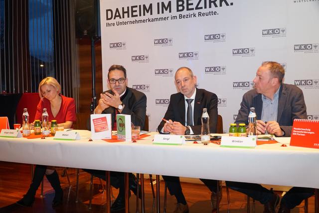Die Spitze der Wirtschaftskammer in Tirol bzw. im Außerfern informierte über wichtigte Anliegen. v.l.: Dir. Evelyn Geiger-Anker, Präs. Christoph Walser, Obm. Christian Strigl, WK-Leiter Wolfgang Winkler.