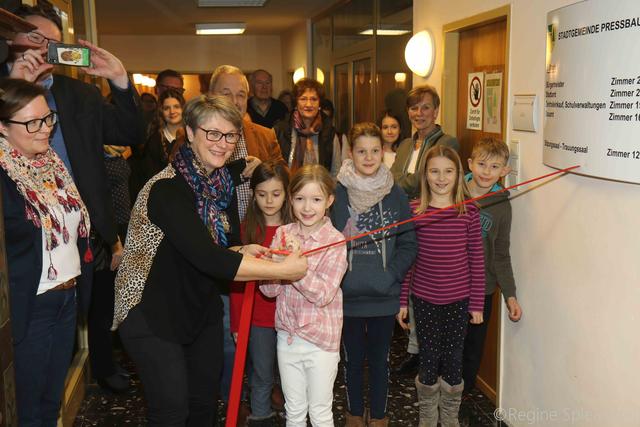Zur Eröffnung ihrer Vernissage durfte Sophie Melmuka ein Band durchschneiden. Hilfe bekam sie von Vizebürgermeisterin Irene Wallner-Hofhansl.