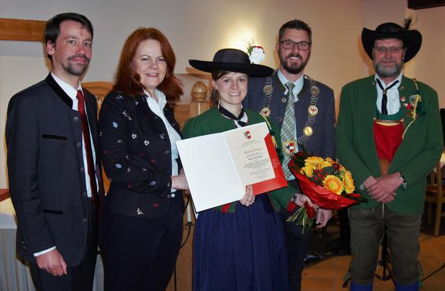 Bgm. Christian Härting, Vize-Bgm. Cornelia Hagele und Christoph Walch, Maria Schatz von der Schützenkompanie Telfs | Foto: Ricarda Stengg