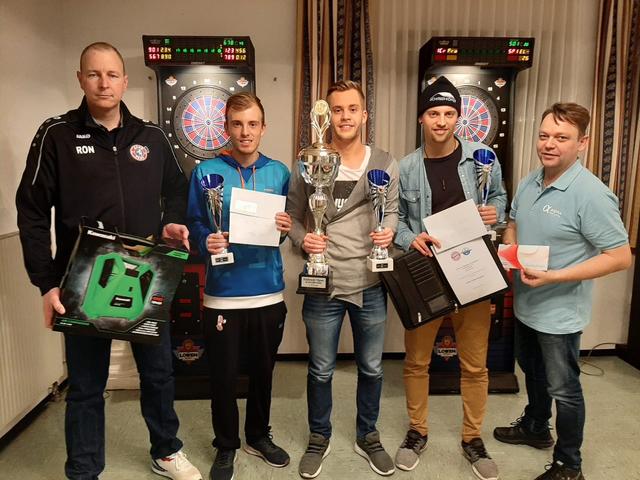 Am Bild von links Turnierleiter Ronny Aistleitner, Marco Schreihofer (3. Platz), Raffael Weinlandner (Sieger), Ewald Huber (2. Platz) und Wirt Erich Mitterlehner.