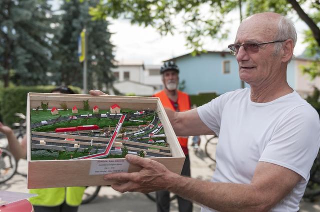 Siggi Larcher mit dem Modell für eine mögliche Brücke (Stadtblatt 2017).