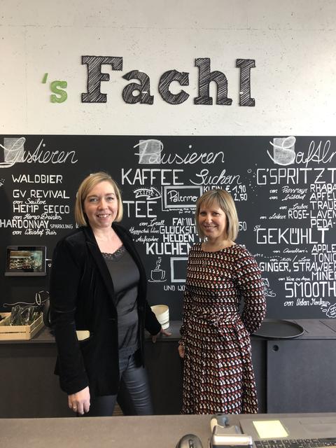 Im 'sFachl bieten Inhaberinnen Michaela Rückl (links) und Sabine Reisinger ab sofort auch Kaffee und Kuchen an. | Foto: BRS