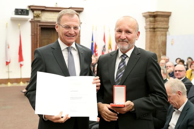 Landeshauptmann Thomas Stelzer überreichte das Verdienstzeichen an Josef Peterbauer (r.).