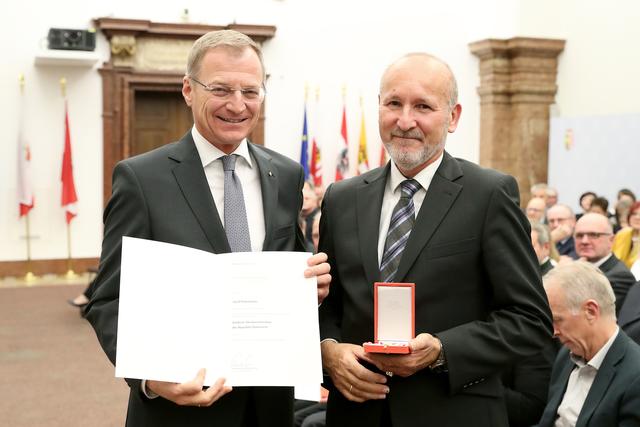 Landeshauptmann Thomas Stelzer überreichte das Verdienstzeichen an Josef Peterbauer (r.). | Foto: Land OÖ