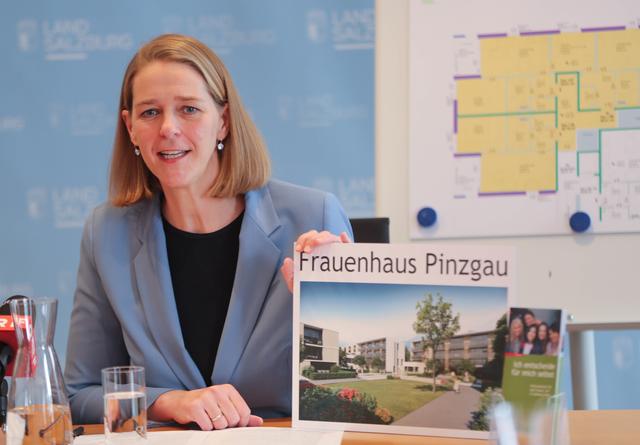 Landesrätin Andrea Klambauer mit neuem Frauenhaus in Saalfelden. | Foto: Foto: Land Salzburg/Franz Neumayr 