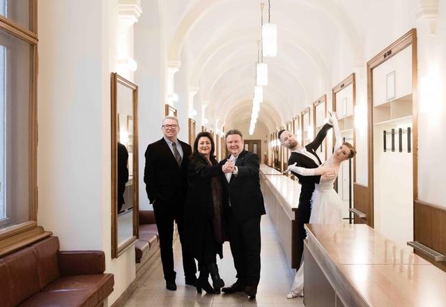 Ballorganisator Oliver Lehmann, Bürgermeister Michael Ludwig, Wissenschaftsstadträtin Veronica Kaup-Hasler und Hannah Fertig und Florian Vana von der Tanzschule Kraml (v.l.) freuen sich sichtlich auf den Ball.