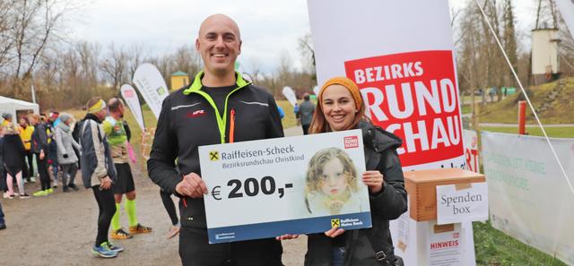 Viktor Lechner übergab die Spende an BezirksRundschau Redakteurin Judith Kunde.