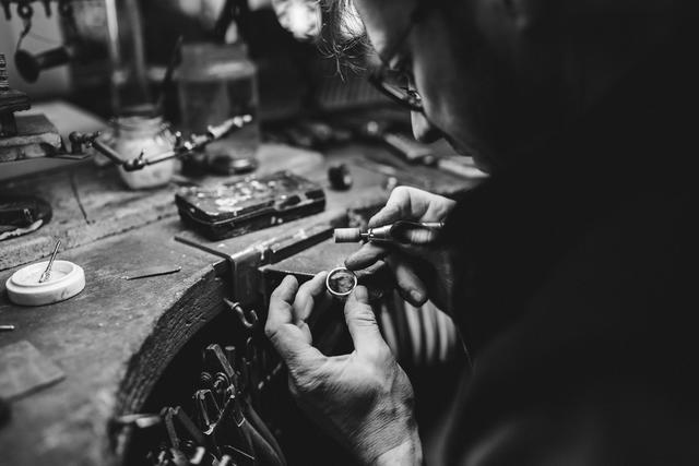 In der Goldschmiede sind 4 Meister für Anfertigungen, Reparaturen und Serviceleistungen für die Kunden da.