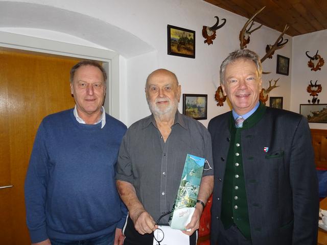Gamsjäger (li) und Scheutz gratulierten Johann Heininger zum Geburtstag.
