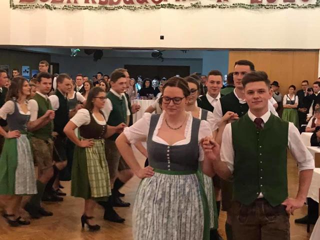 Viel Tanz, viel Musik und sehr guter Besuch im Volksheim und in der Sporthalle | Foto: KK