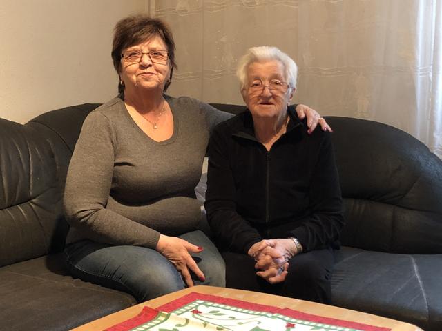 Erika Fritsch kümmert sich um ihre Mutter Gertraud Alvanos, die seit 1956 in ihrer Wohnung in Simmering lebt.