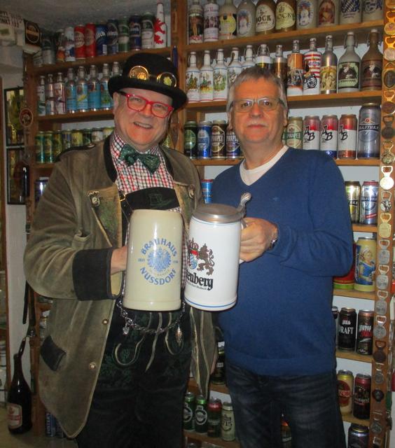Bierpapst Conrad Seidl bewunderte die vielen Sammlerstücke von Kurt Balazs im Bierarium. | Foto: Balazs