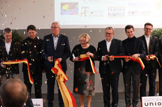 Ehrengäste bei der offiziellen Eröffnung der Landesgeschäftsstelle (v.l.): Architekt Wojciech Kruczynski, Pfarrer Joachim Grössing, Bgm. Thomas Steiner, Präsidentin Karin Ofner, Sport Austria Präsident Hans Niessl, Landesrat Christian Illedits und Raiffeisen Prokurist Rudolf Suttner