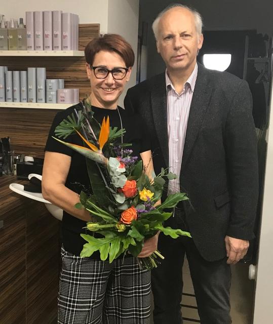 Bgm.Bernd Hermann begrüßte Irene Russ an ihrem neuen Standort in der Hinterleitenstraße mit einem Blumenstrauß
