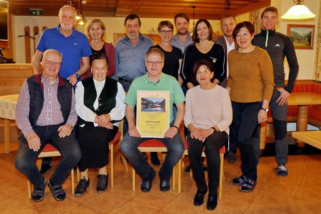 Dir. Knöbelreiter mit Urkunde, Altchefin Angela Weikl (1. R., 2. von links), Juniorchef Florian Fischbacher (stehend 5. von links) Tourismuschef Stocker (stehend, 2. v. rechts) | Foto: Josef Polansky