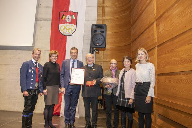 Ehrung durch die Stadtverantwortlichen für Friedl Ludescher.