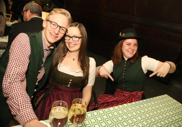 Das Mascherl auf der linken Seite des Dirndls: "Ledig!"