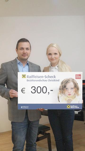 Mario Hermüller und Manuela Dumfart konnten 300 Euro für das Christkind übergeben. | Foto: Privat