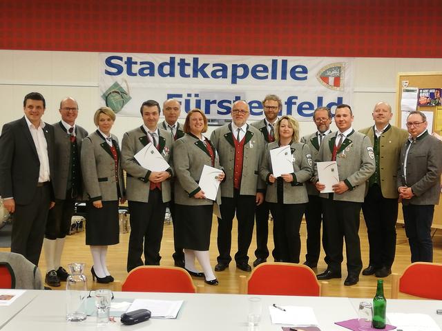 Die geehrten Musiker der Stadtkapelle Fürstenfeld im Kreise von Gratulanten und Ehrengäste. | Foto: Stadtkapelle Fürstenfeld