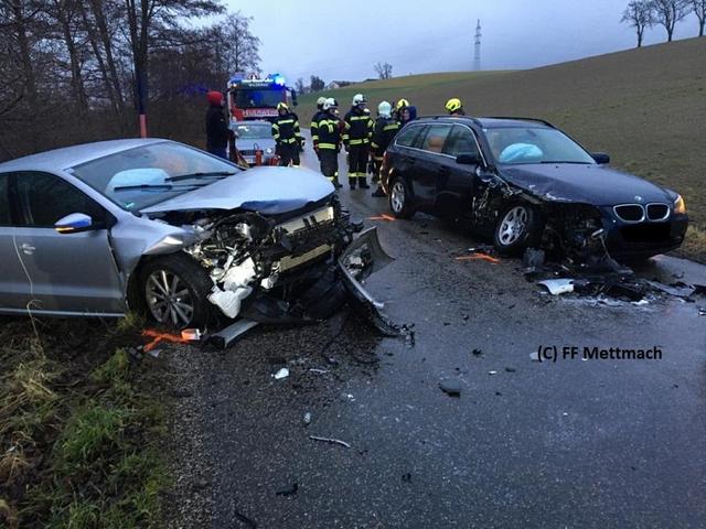 Beim Eintreffen am Einsatzort wurden zwei Autos vorgefunden, welche aus unbekannter Ursache kollidierten. | Foto: FF Mettmach