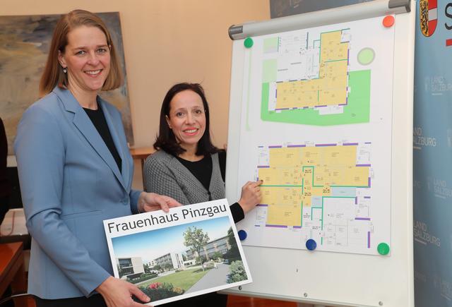 Landesrätin Andrea Klambauer (li.) und Referatsleiterin Karoline Brandauer mit dem Plan für das neue Frauenhaus.