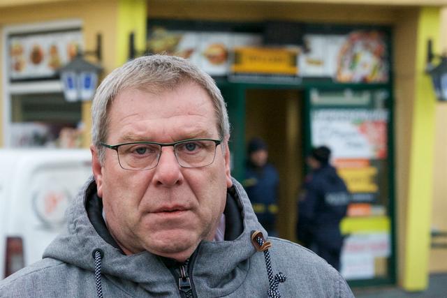 Bürgermeister Helmut Berger vor dem Lokal, in dem ein Mann an den Folgen eines Messerstiches starb.