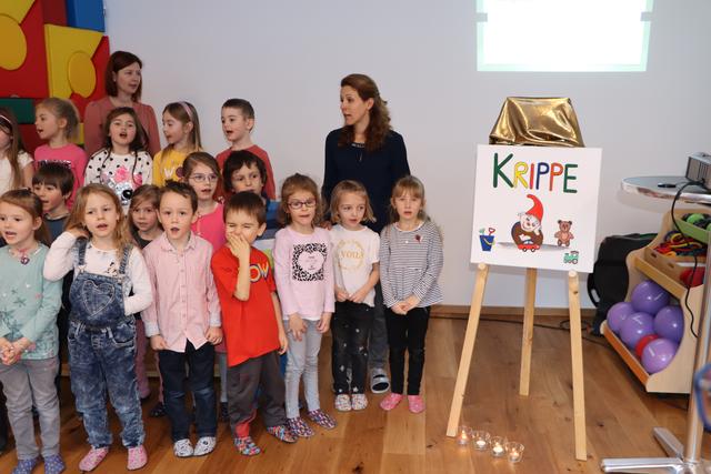 Die "Kindergartler" hatten neben der musikalischen Umrahmung noch ein kleines Geschenk für ihre neuen Nachbaren. | Foto: Siegele