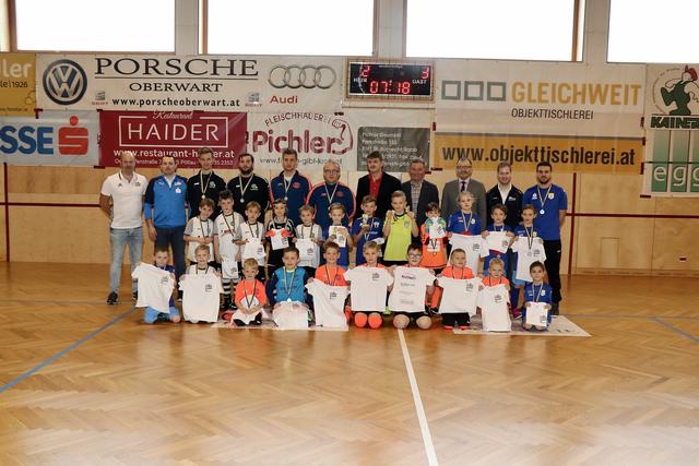 Die Erstplatzierten des U 8-Nachwuchsturnieres in Pöllauberg im Kreis der Gratulanten, an der Spitze Vzbgm. Karl Käfer.