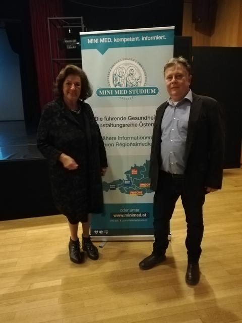 Moderatorin Frau Waltraud Steinböck mit dem Referenten Dr. Rudolf Rathmanner.