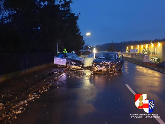 Ein Auto rammte einen Pkw und prallte frontal mit einem dritten zusammen. | Foto: FF Spratzern