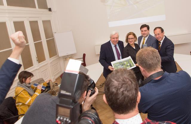 Badens Bürgermeister Stefan Szirucsek mit Landeshauptfrau Mikl-Leitner bei der Präsentation des Bildungscampus Baden