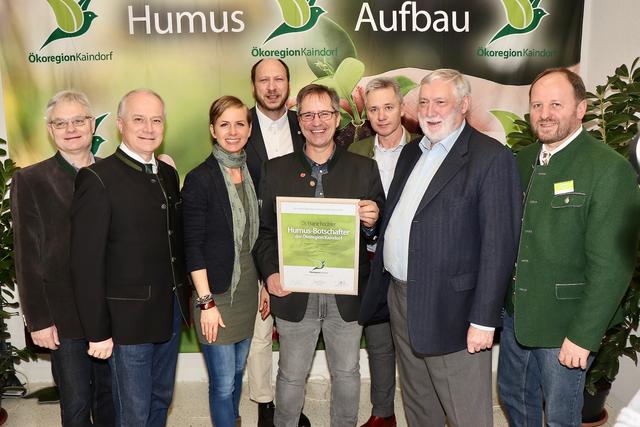 Humustage-Organisator Gerald Dunst im Kreis der Ehrengäste, an der Spitze Ex-EU-Kommissar Franz Fischler und Landesrat Johann Seitinger.