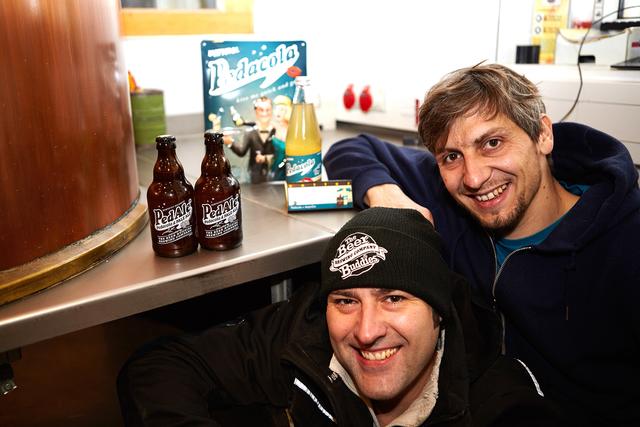 Pedacola-Erfinder Peter Leitner (rechts am Bild) mit Andreas Weilhartner von "The Beer Buddies" und dem "PedAle".